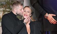 Nela Slováková venčila novou lásku: Radkovu ručku šmátralku měla přilepenou k zadku