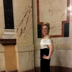 Veronika doplnila šaty vysokým drdolem. 