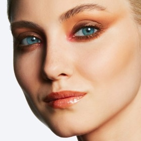 S něžností modrých očí nádherně kontrastuje třeba oranžová. (Oční stíny, MAC Cosmetics, 640 Kč)