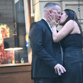 Partner Honzy Bendiga Lukáš Rejmon se na party muzikálu Děti ráje spustil s neznámou kráskou. Vášnivé polibky střídaly intimní doteky. Oblíbený zpěvák všemu přihlížel. 