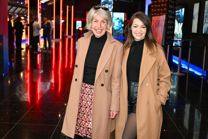 Marcela Březinová s dcerou Vandou na premiéře filmu Mickey 17.
