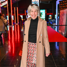 Zpěvačka Marcela Březinová vynesla vlněný kabát velbloudí barvy, který doplnila barevnou vzorovanou sukní, černým rolákem a černými vysokými kozačkami.