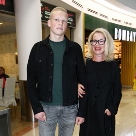 Syn Jitky Asterové, Adam, pracuje v gastronomii a věnuje se rugby.