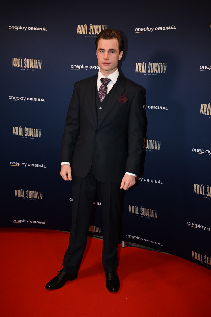 Oskar Hes vypadal v obleku skvěle.