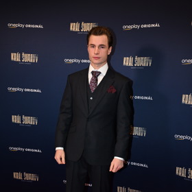 Hlavní hrdina Krále Šumavy, Oskar Hes, vynesl černý oblek s výraznou kravatou a červeným kapesníčkem v klopě.