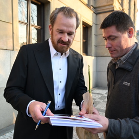 Na Stanislava Majera si před bočním vchodem počíhal fanoušek. 