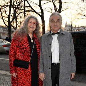 Barevné kabáty má paní Dáša v oblibě, stejně jako černé botky. 