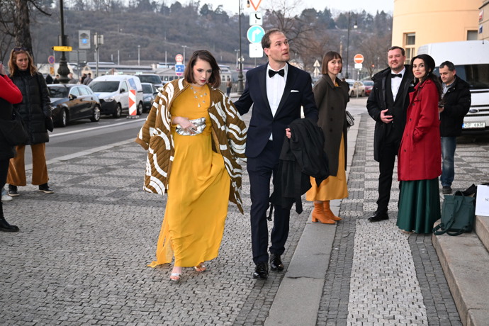 Pražské Rudolfinum se začíná plnit pražskou smetánkou. 