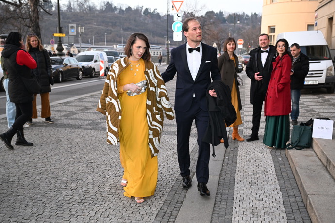 Pražské Rudolfinum se začíná plnit pražskou smetánkou. 