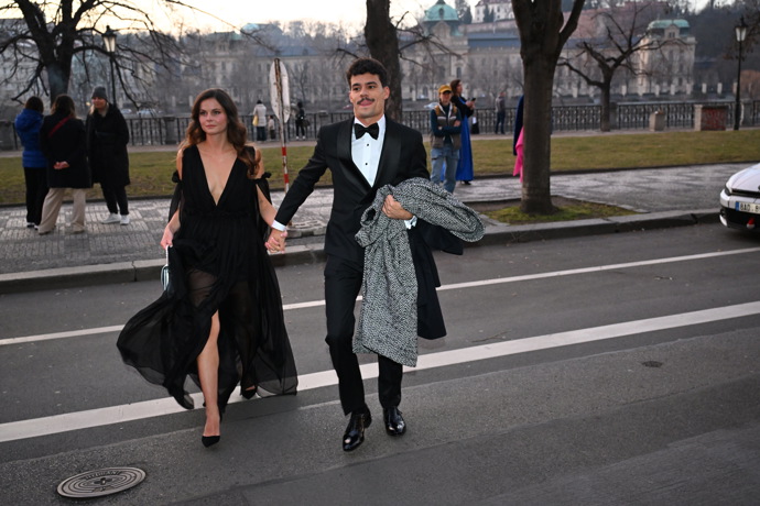 Filip Březina dorazil s krásnou partnerkou a mužným knírkem. 