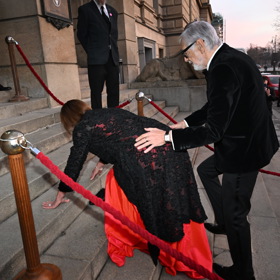 Jiří Bartoška pomáhal své ženě znovu na nohy. 