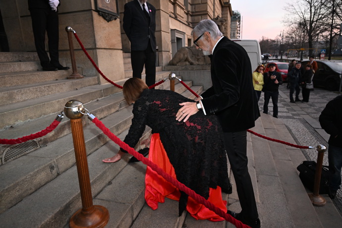 Jiří Bartoška pomáhal své ženě znovu na nohy. 