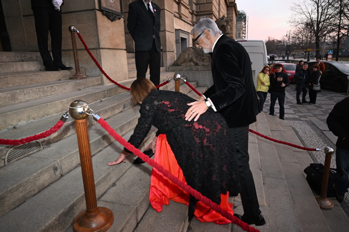 Andrea Bartošková zakopla při vstupu do Rudolfina, v noci budou tací, kteří budou padat ze schodů při odchodu z Rudolfina. 