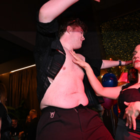 Petr Komínek řádil s krásnou dámou jako smyslů zbavený. 