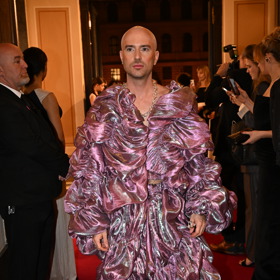 Někteří pánové se nebáli ani růžových nabíraných volánů, zde v podání kostýmního výtvarníka Jana Červa.