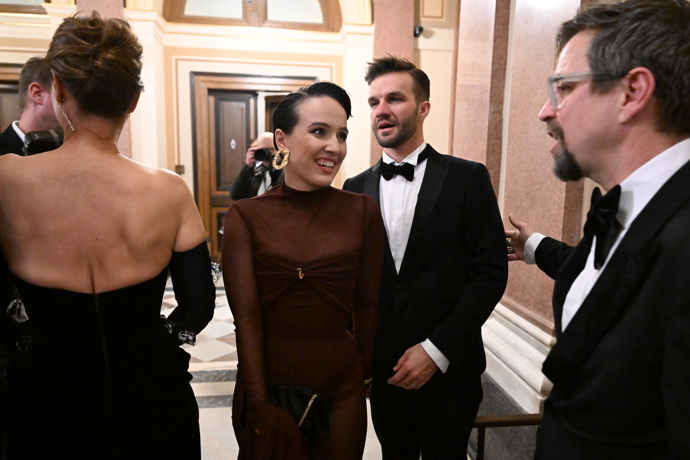 Tereza Ramba a její manžel se zastavili na kus řeči s Janem Dolanským a Lenkou Vlasákovou. 