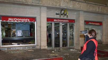 FOTO: Rozbitá pobočka McDonalds v Praze v roce 2000.