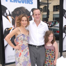 Jennifer Grey na snímku z roku 2011 s tehdejším manželem Clarkem Greggem a jejich dcerou Stellou.