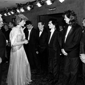 Kromě toho, že šaty podtrhly princezninu ženskost a sexappeal, kompromitovaly její taneční partnery na benefičním večeru Bruce Oldfielda, kam si je také vzala.