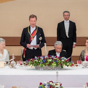 Diamantový náhrdelník, který kdysi patřil do impozantní sbírky velkovévodkyně Josefíny Šarloty, má bezpochyby nedozírnou cenu. Při státní návštěvě Japonska v roce 2017 zdobil tento luxusní šperk krk princezny Alexandry (vpravo).