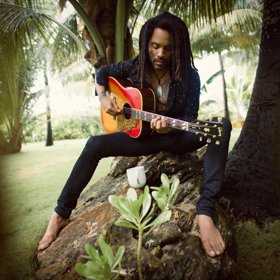 Lenny Kravitz vypadá po 40 letech muzikantské kariéry lépe než na jejím začátku.