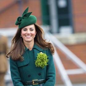 Kabátové šaty se začaly pravidelně objevovat v šatníku Kate Middleton zhruba v roce 2014. Irskou gardu tehdy přišla pozdravit v tomto nádherném borovicově zeleném dvouřadém modelu Persephone dostupné značky Hobbs London. Původní cena 279 liber, tedy asi 8 400 Kč.