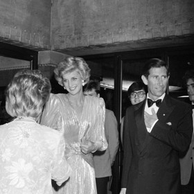 Jednu takovou, metalickou s vycpávkami od Bruce Oldfielda, vynesla roku 1985 hned několikrát. Zde například při státní návštěvě Austrálie.