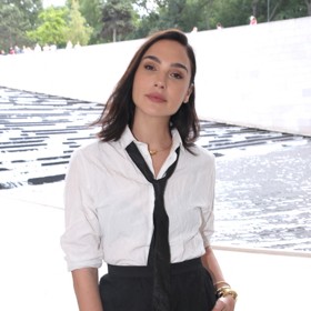 V osmém měsíci jí začaly prudké bolesti hlavy, které prakticky neustupovaly. I když navštívila několik neurologů, žádný jí nedokázal pomoci.