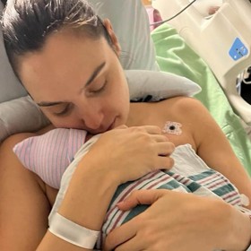 Ihned putovala do nemocnice, kde předčasně porodila zdravou dceru Ori, a následně podstoupila trombektomii.