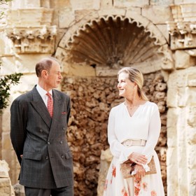 Šušká se, že Edward a Sophie byli i královninými favority. Prince na rozdíl od jeho sourozenců neprovázejí žádné skandály.