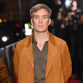 Sako z broušené kůže nebo semiše sluší i mužům, takže se z něj stává must have roku 2025. 