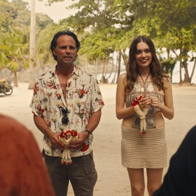 Seriál Bílý lotos je plný inspirativní letní módy. Osobitý styl má i postava Chelsea, kterou hraje Aimee Lou Wood.