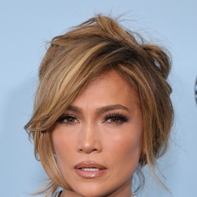 Líčení v barvě roku 2025 si oblíbila i herečka a zpěvačka Jennifer Lopez. V tónech čokolády ráda zvýrazňuje hlavně své oči, ale ráda má i monochromatický look