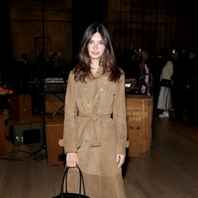 Broušenou kůži rády nosí i známé osobnosti. Jak v celkovém outfitu...