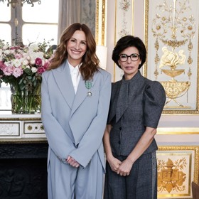 Herečce Julii Roberts nejsou kalhotové kostýmy cizí. Jeden takový oblékla i při nedávném setkání s francouzskou ministryní kultury.