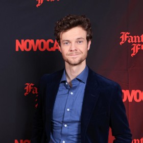 Jack Quaid si už jako puberťák zahrál v kasovním trháku Hunger Games, poté se objevil například ve Vřískotu nebo Oppenheimerovi.