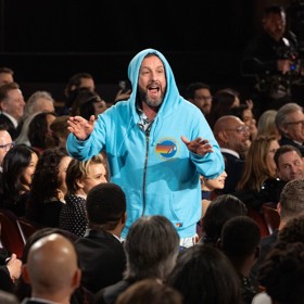 Adam Sandler přišel s mikině.