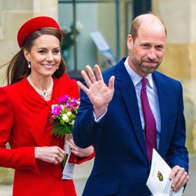 Jako doplněk si Kate zvolila nesmrtelné perly, které zdobily výrazný choker po královně Alžbětě II. a také náušnice po princezně Dianě.