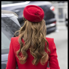 Neméně zajímavý prvek outfitu ale tvořil barevně sladěný klobouk Gina Foster za 13 tisíc korun, který na sobě měla princezna už podruhé. Monochromatický červený outfit je mocnou zbraní princezny. Působí elegantně, a navíc díky němu vyčnívá z davu.