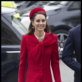 Kabátové šaty Kate Middleton zdobila trendy mašle, která celkový outfit ještě povýšila.