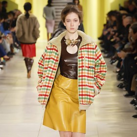 Sunday Rose Kidman-Urban má za sebou druhou přehlídku v rámci pařížských týdnů módy. Tentokrát na mole předvedla model z podzimní kolekce Miu Miu.