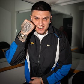 Hard Rico lítá v průšvihu.