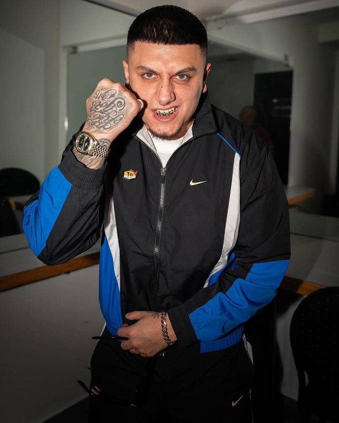 Hard Rico lítá v průšvihu.