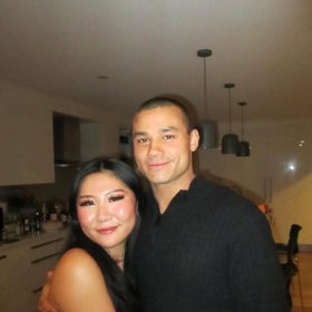 Jake Sendler na snímku s přítelkyní.