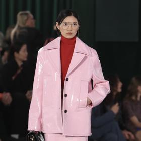 Fascinující lesk v podání lakované kůže. A trendy barva? Sladce růžová.