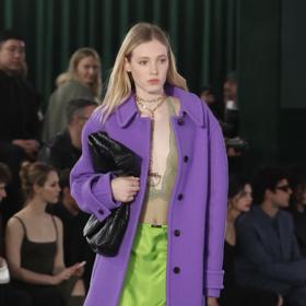 Podzimní kolekce Gucci mohou ty současné obohatit o výrazné tóny i milované prádlové prvky.