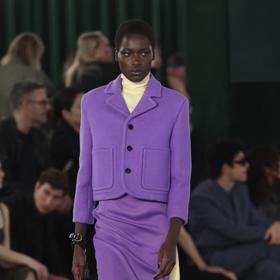 Přehlídce Gucci pro podzim a zimu 2025/2026 dominovaly výrazné barvy.