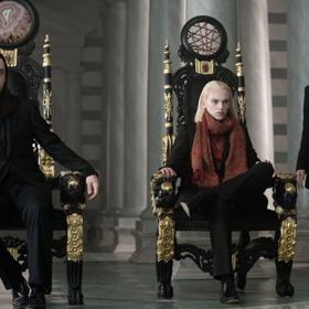 Michael Sheen, Jamie Campbell Bower a Cameron Bright v sáze Twilight.