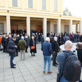 Lidé se naposledy loučí s Josefem Zímou.