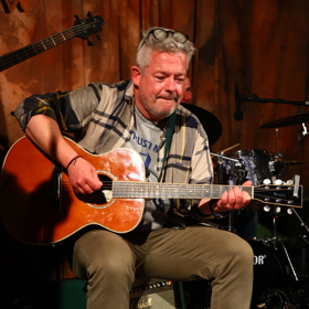 Aleš Háma s kytarou.